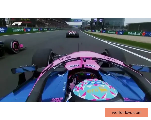F1赛车新赛季揭幕战：维斯塔潘与汉密尔顿激战正酣争锋再续
